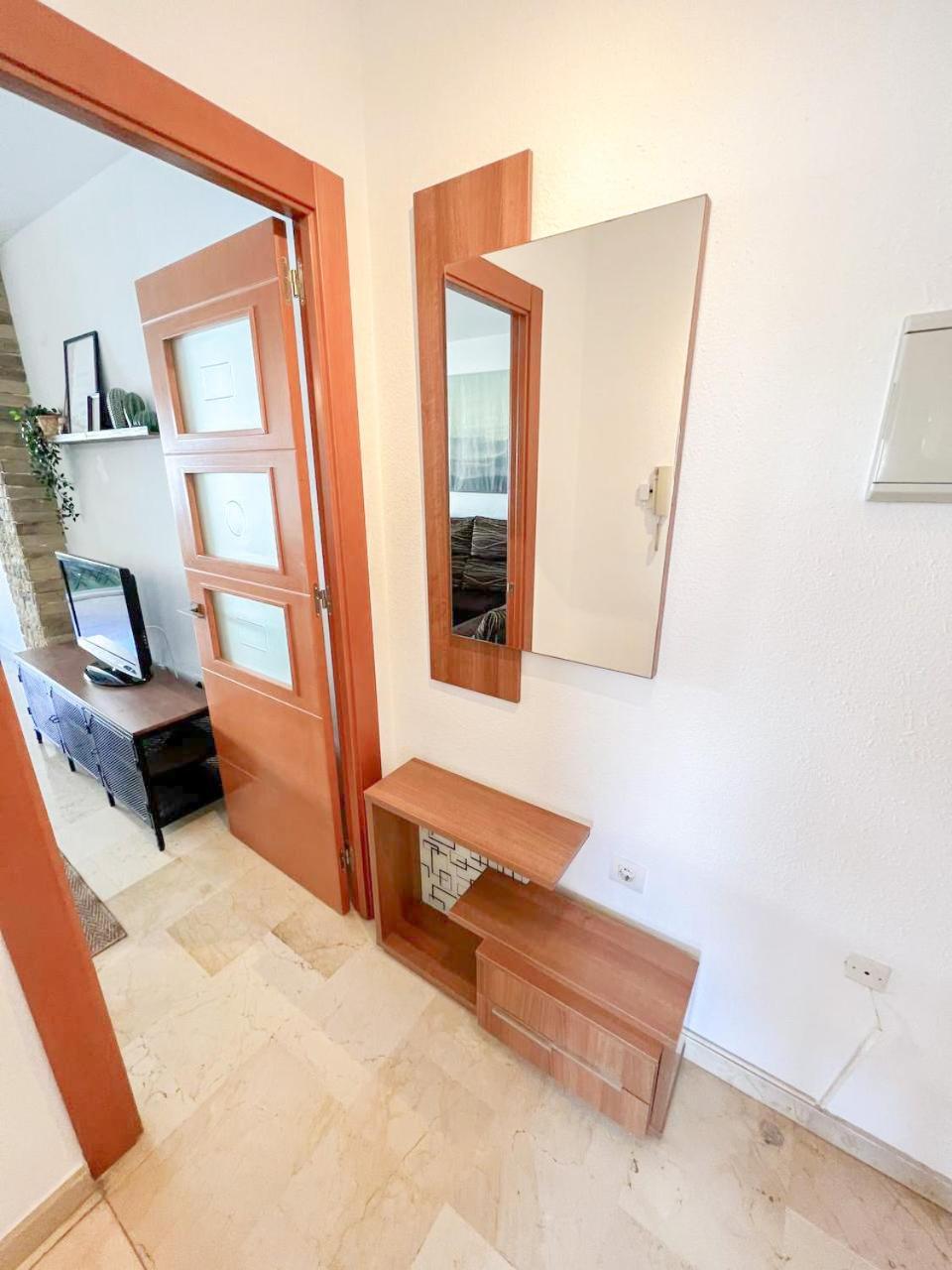 Large & Cozy Centrally Apartment 托雷莫利诺斯 外观 照片