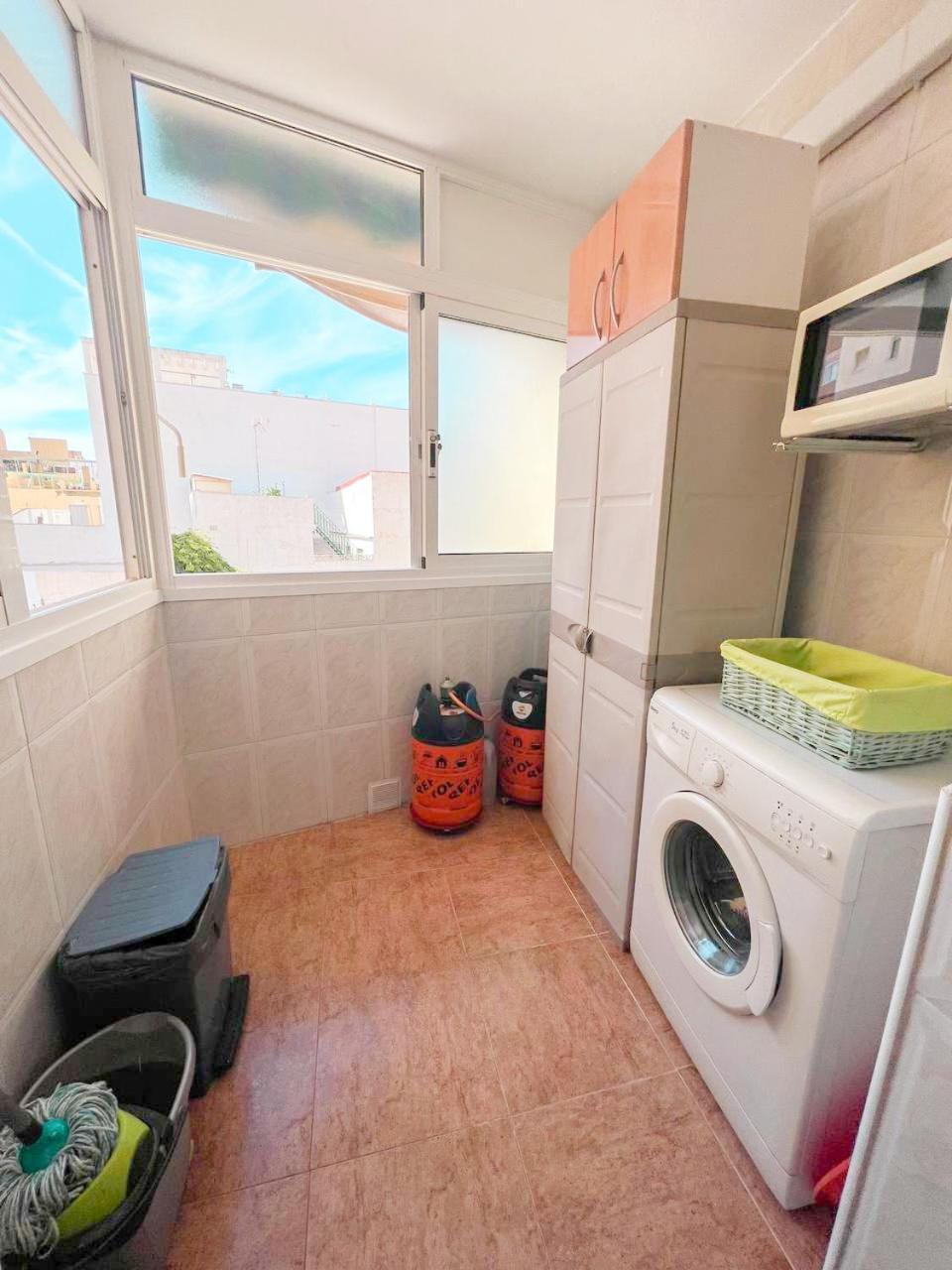 Large & Cozy Centrally Apartment 托雷莫利诺斯 外观 照片