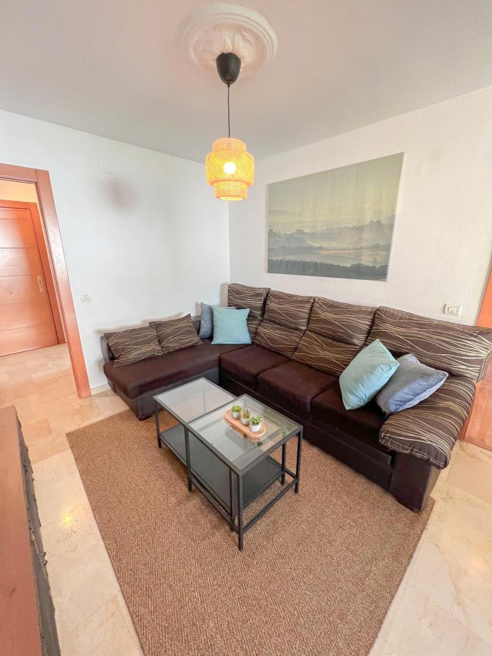 Large & Cozy Centrally Apartment 托雷莫利诺斯 外观 照片