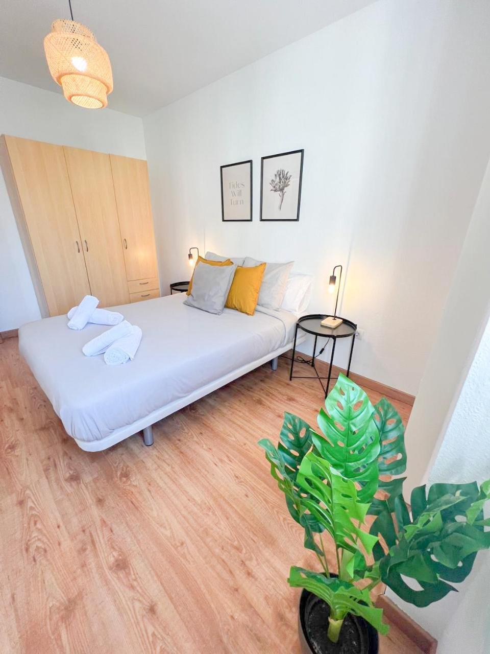 Large & Cozy Centrally Apartment 托雷莫利诺斯 外观 照片
