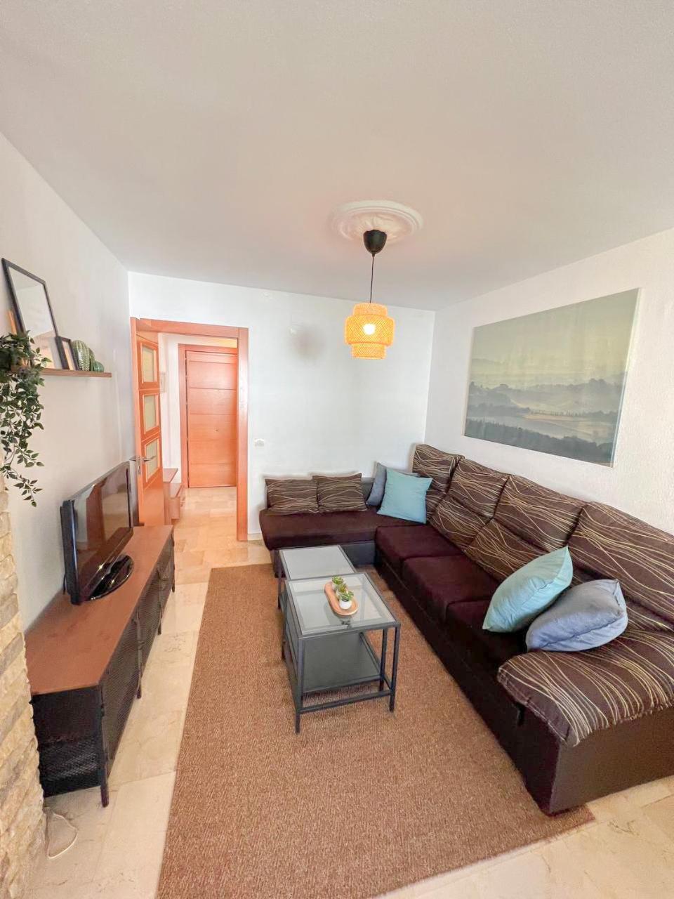 Large & Cozy Centrally Apartment 托雷莫利诺斯 外观 照片